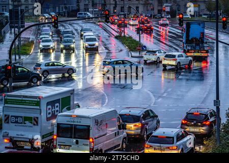 Regenwetter, Straßenverkehr, Kreuzung, Lichter von Fahrzeugen auf einer regennassen Straße, Ampel, Rücklichter, Scheinwerfer, Symbolbild, regen Straßenverkehr *** tempo piovoso, traffico stradale, incrocio, luci di veicoli su una strada piovosa, semafori, luci di coda, fari, immagine simbolica, credito per il traffico stradale con pioggia: Imago/Alamy Live News Foto Stock