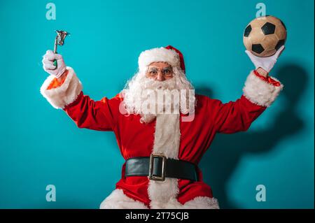 Babbo Natale pronto a vedere una partita di calcio Foto Stock