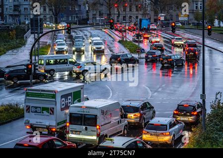 Regenwetter, Straßenverkehr, Kreuzung, Lichter von Fahrzeugen auf einer regennassen Straße, Ampel, Rücklichter, Scheinwerfer, Symbolbild, regen Straßenverkehr *** tempo piovoso, traffico stradale, incrocio, luci di veicoli su una strada piovosa, semafori, luci di coda, fari, immagine simbolica, credito per il traffico stradale con pioggia: Imago/Alamy Live News Foto Stock