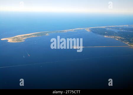 Una veduta aerea offre uno scorcio di Sandy Hook, la spiaggia, Raritan Bay Oceano Atlantico e la base navale Earle, nel New Jersey Foto Stock