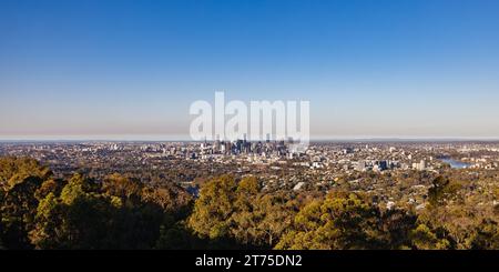 BRISBANE, AUSTRALIA - 30 LUGLIO 2023: Skyline di Brisbane dal belvedere Mount Coot-Tha e piattaforma di osservazione al tramonto a Brisbane, Queensland, Australia. Foto Stock