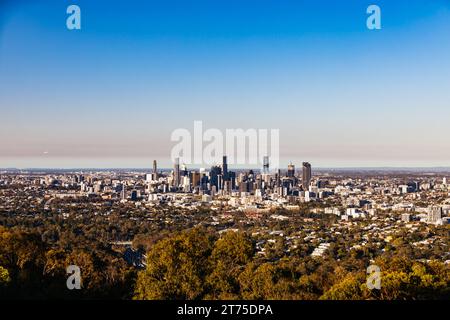 BRISBANE, AUSTRALIA - 30 LUGLIO 2023: Skyline di Brisbane dal belvedere Mount Coot-Tha e piattaforma di osservazione al tramonto a Brisbane, Queensland, Australia. Foto Stock