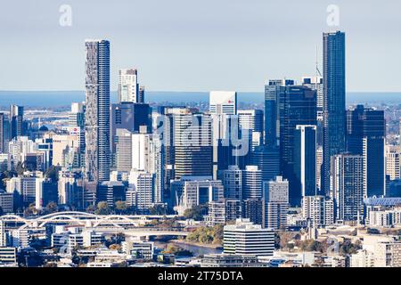 BRISBANE, AUSTRALIA - 30 LUGLIO 2023: Skyline di Brisbane dal belvedere Mount Coot-Tha e piattaforma di osservazione al tramonto a Brisbane, Queensland, Australia. Foto Stock