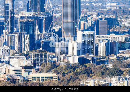 BRISBANE, AUSTRALIA - 30 LUGLIO 2023: Skyline di Brisbane dal belvedere Mount Coot-Tha e piattaforma di osservazione al tramonto a Brisbane, Queensland, Australia. Foto Stock