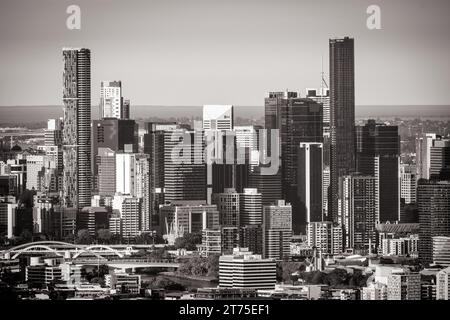 BRISBANE, AUSTRALIA - 30 LUGLIO 2023: Skyline di Brisbane dal belvedere Mount Coot-Tha e piattaforma di osservazione al tramonto a Brisbane, Queensland, Australia. Foto Stock