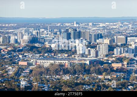 BRISBANE, AUSTRALIA - 30 LUGLIO 2023: Skyline di Brisbane dal belvedere Mount Coot-Tha e piattaforma di osservazione al tramonto a Brisbane, Queensland, Australia. Foto Stock