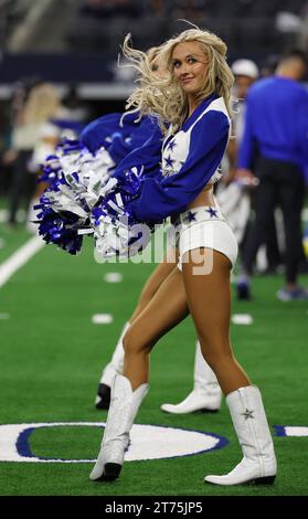 Arlington, Texas USA: Una cheerleader dei Dallas Cowboys si esibisce durante una partita della NFL contro i Los Angeles Rams all'AT&T Stadium, domenica 29 ottobre 2023. La Foto Stock