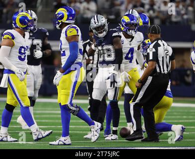 Arlington, Texas USA: Il wide receiver dei Dallas Cowboys CeeDee Lamb (88) motiva un primo down durante una partita NFL contro i Los Angeles Rams all'AT&T Stadium, Foto Stock