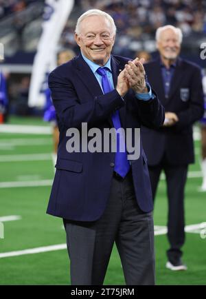 Arlington, TX USA: Il proprietario dei Dallas Cowboys Jerry Jones applaude durante l'induzione del ring of Honor di DaMarcus Ware all'intervallo di una partita della NFL contro lo Foto Stock