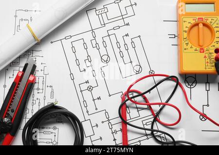 Fili e multimetro digitale sugli schemi elettrici, vista dall'alto Foto Stock