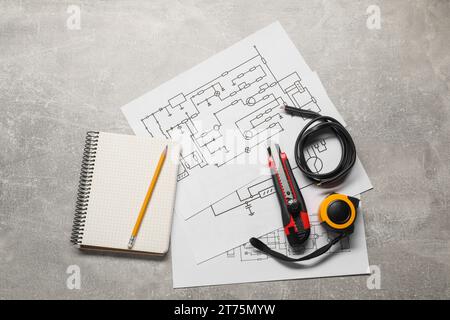 Schemi elettrici, fili e attrezzi su tavola grigia, piatto Foto Stock