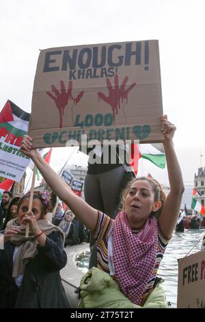 Londra, Regno Unito. 4 novembre 2023. Un manifestante detiene un cartello che esprime opinione durante una manifestazione pro-palestinese che chiede un cessate il fuoco immediato, a Trafalgar Square nel centro di Londra. (Immagine di credito: © Steve Taylor/SOPA Images via ZUMA Press Wire) SOLO USO EDITORIALE! Non per USO commerciale! Foto Stock