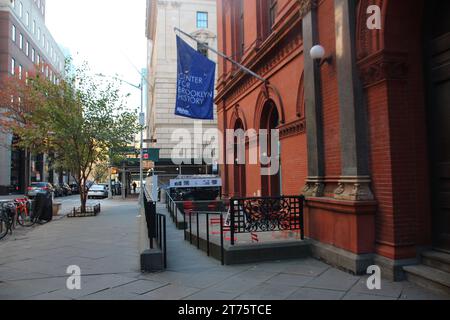 New York, USA. 13 novembre 2023. Il "Center for Brooklyn History (CBH)" si trova in Pierrepont Street, nel quartiere di New York di Brooklyn. Il museo racconta la storia di Brooklyn. Crediti: Christina Horsten/dpa/Alamy Live News Foto Stock