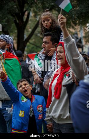 Austin, Texas, USA. 13 novembre 2023. Una famiglia canta a sostegno del popolo di Gaza durante una protesta sul terreno del Campidoglio di Austin in Texas il 12 novembre. Migliaia di persone hanno protestato e marciato chiedendo un cessate il fuoco all'assedio e al bombardamento della popolazione civile di Gaza da parte di Israele, che è entrato nel suo secondo mese e ha ucciso undici migliaia di civili. (Immagine di credito: © Jaime Carrero/ZUMA Press Wire) SOLO USO EDITORIALE! Non per USO commerciale! Foto Stock