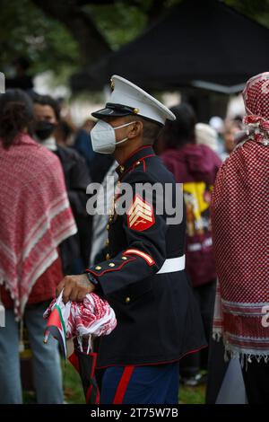 Austin, Texas, USA. 13 novembre 2023. Un membro del corpo dei Marines degli Stati Uniti ascolta i relatori al Campidoglio del Texas ad Austin in Texas il 12 novembre. Migliaia di persone sono confluite lì per chiedere un immediato cessate il fuoco dell'assedio e del bombardamento di Gaza da parte di Israele, ormai al secondo mese. Undici mila civili sono stati uccisi finora. (Immagine di credito: © Jaime Carrero/ZUMA Press Wire) SOLO USO EDITORIALE! Non per USO commerciale! Foto Stock