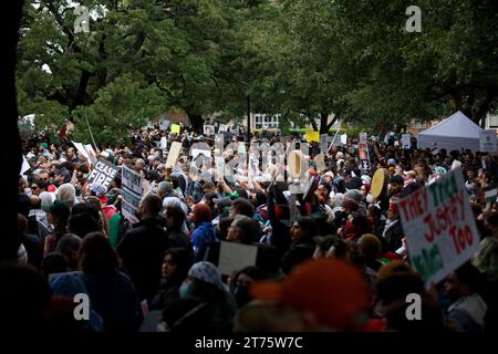 Austin, Texas, USA. 13 novembre 2023. Migliaia di persone assistono a una protesta sul terreno del Campidoglio del Texas ad Austin, Texas, il 12 novembre. I manifestanti hanno ascoltato gli oratori, pregato e marciato in solidarietà con il popolo di Gaza che ora è al secondo mese di assedio e bombardamento da parte di Israele e che ha ucciso undici mila civili. (Immagine di credito: © Jaime Carrero/ZUMA Press Wire) SOLO USO EDITORIALE! Non per USO commerciale! Foto Stock