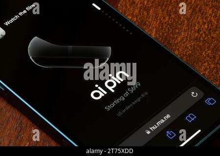 La pagina web di ai pin è visibile sul sito web aziendale di Humane su un iPhone. Humane ha lanciato l'ai pin, il suo indossabile basato su OpenAI, il 9 novembre 2023. Foto Stock