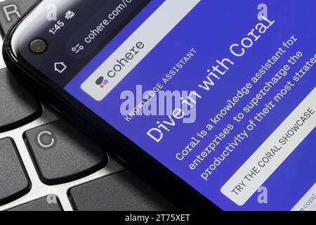 La pagina Web dell'assistente di Cohere, Coral, è visibile sul suo sito Web su uno smartphone. Cohere è un'azienda tecnologica canadese focalizzata sulla piattaforma di intelligenza artificiale... Foto Stock