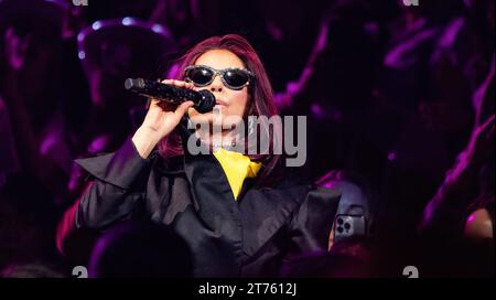 Edmonton, Canada. 8 novembre 2023. La superstar canadese di musica country Shania Twain si esibisce durante il suo "Queen of me" Tour a Edmonton. (Foto di Ron Palmer/SOPA Images/Sipa USA) credito: SIPA USA/Alamy Live News Foto Stock