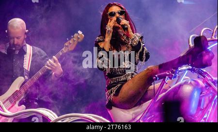 Edmonton, Canada. 8 novembre 2023. La superstar canadese di musica country Shania Twain si esibisce durante il suo "Queen of me" Tour a Edmonton. (Foto di Ron Palmer/SOPA Images/Sipa USA) credito: SIPA USA/Alamy Live News Foto Stock