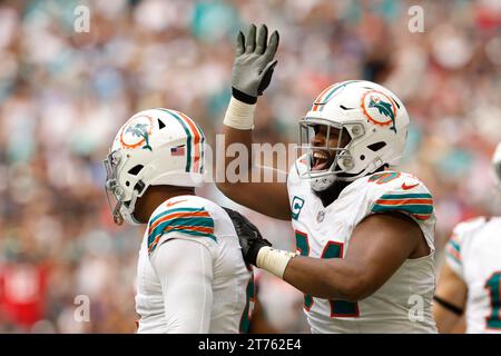 Christian Wilkins (94), defensive lineman dei Miami Dolphins, celebra dopo una giocata con Bradley Chubb (2) durante la partita della stagione regolare tra i New England Patriots e i Miami Dolphins all'Hard Rock Stadium di Miami Gardens, Florida, il 29 ottobre 2023. I Dolphins sconfissero i Patriots 31-17. (Matt Patterson / immagine dello sport) Foto Stock