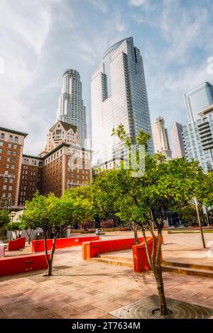 Los Angeles, California, USA - 25 aprile 2023. Storico Millennium Biltmore Hotel, Stati Uniti Bank Tower, e l'edificio Deloitte o gas Company Tower, vi Foto Stock