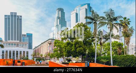 Los Angeles, California, USA - 25 aprile 2023. Storico Millennium Biltmore Hotel, Stati Uniti Bank Tower, e l'edificio Deloitte o gas Company Tower, vi Foto Stock