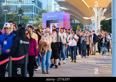 Lisbona, Portogallo. 13 novembre 2023. La gente partecipa al Web Summit 2023 all'Altice Arena di Lisbona. (Foto di Miguel Reis/SOPA Images/Sipa USA) credito: SIPA USA/Alamy Live News Foto Stock