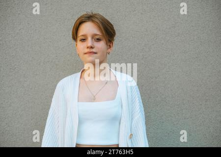 i capelli rossi delle giovani ragazze, corti, completano gli occhi vivaci in un ritratto Foto Stock