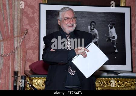 New York, USA. 13 novembre 2023. Il fotoreporter francese Jean-Francois Leroy partecipa alla cerimonia di presentazione premiandolo con l'insegna di Cavaliere nell'ordine Nazionale della Legione d'Onore francese, al Consolato generale di Francia a New York, New York, il 13 novembre 2023. (Foto di Anthony Behar/Sipa USA) credito: SIPA USA/Alamy Live News Foto Stock