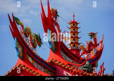 Tetto del tempio cinese con draghi e pagoda. Tempio di Ling San a Tuaran, Sabah, Malesia. Foto Stock