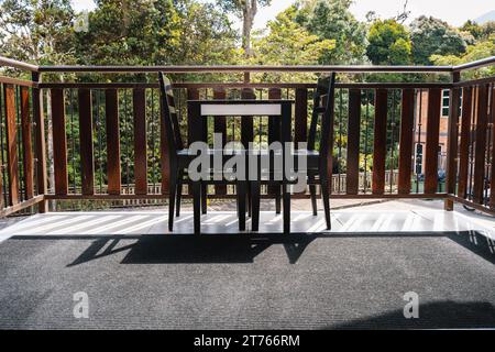 Vista della natura verde da una terrazza in legno con set da pranzo all'aperto Foto Stock