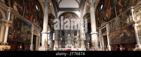 L'interno della chiesa di San Zaccaria include l'altare e famosi dipinti. Foto Stock