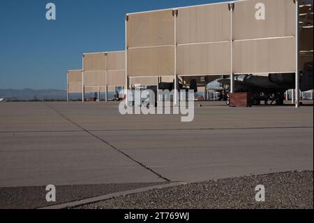 Un aereo A-10C Thunderbolt II è esposto presso la Davis-Monthan Air Force base, Ariz., 9 novembre 2023. Il primo A-10 di produzione fu consegnato alla Davis-Monthan Air Force base nel 1975. (U.S. Air Force foto di Airman 1st Class Robert Allen Cooke III) Foto Stock