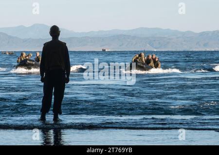 I Marines statunitensi assegnati alla 15th Marine Expeditionary Unit, e i Royal Marines Commandos britannici assegnati al 40 Commando, attualmente affiliati al 15th MEU, si preparano a salire a bordo della nave d'assalto anfibio USS Boxer (LHD 4) con un'unità da combattimento di incursione di gomma nell'Oceano Pacifico, 10 novembre 2023. Il 15th MEU è attualmente imbarcato a bordo del Boxer Amphibious Ready Group che conduce addestramento integrato e operazioni di routine nella 3rd Fleet degli Stati Uniti. (Foto del corpo dei Marines degli Stati Uniti di Amelia Kang) Foto Stock