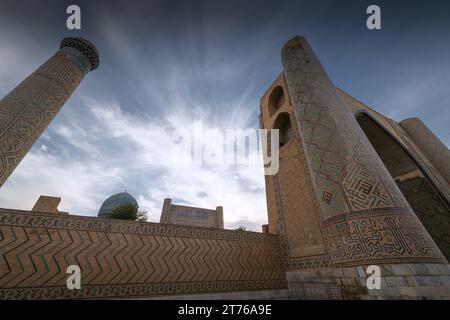 Madrasa Sher Dor in Piazza Registan a Samarcanda, Uzbekistan. Cielo al tramonto con spazio per la copia del testo Foto Stock