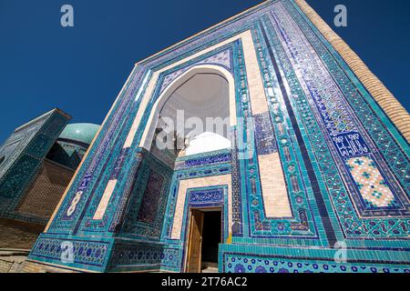 Simmetriche ornamento decorativo di ingresso della tomba e aprire lo sportello in Shah-i-Zinda, un complesso memoriale, necropoli di Samarcanda, Uzbekistan Foto Stock