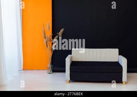 Interno della camera Black Orange con divano da ufficio grigio Foto Stock