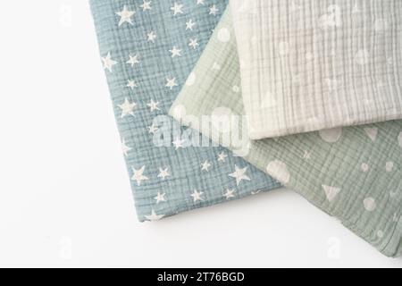 Tre coperte di cotone piegate su sfondo bianco Foto Stock