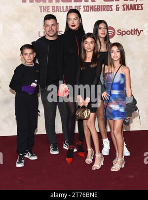 Hollywood, USA. 13 novembre 2023. Adriana Lima, Andre Lemmers, Valentina Jaric, Sienna Jaric, Cyan Lemmers arrivano alla premiere "The Hunger Games: The Ballad of Songbirds & Snakes" tenutasi al TCL Chinese Theatre il 13 novembre 2023 a Hollywood, California. © Lisa OConnor/AFF-USA.com credito: AFF/Alamy Live News Foto Stock