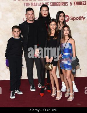 Hollywood, USA. 13 novembre 2023. Adriana Lima, Andre Lemmers, Valentina Jaric, Sienna Jaric, Cyan Lemmers arrivano alla premiere "The Hunger Games: The Ballad of Songbirds & Snakes" tenutasi al TCL Chinese Theatre il 13 novembre 2023 a Hollywood, California. © Lisa OConnor/AFF-USA.com credito: AFF/Alamy Live News Foto Stock