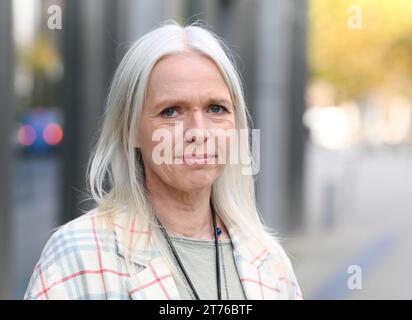 Berlino, Germania. 8 novembre 2023. La sceneggiatrice Annette Hess a margine di un'intervista nella redazione del dpa. Hess ha scritto la sceneggiatura della serie originale per la Disney 'Deutsches Haus' sul processo di Francoforte ad Auschwitz del 1963. Crediti: Jens Kalaene/dpa/Alamy Live News Foto Stock