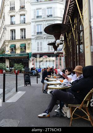 Il vivace bar e ristorante le Progrès all'angolo di Rue des Trois Frères Rue Yvonne le TAC a Montmartre, Parigi, Francia. Foto Stock