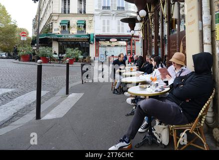 Il vivace bar e ristorante le Progrès all'angolo di Rue des Trois Frères Rue Yvonne le TAC a Montmartre, Parigi, Francia. Foto Stock