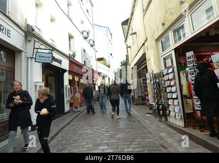 Negozi di souvenir e caffè in Rue Norvins a Montmartre, Parigi, Francia. Foto Stock