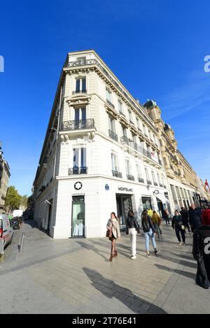Camminando sugli iconici Champs-Élysées nell'ottavo arrondissement di Parigi, in Francia. Foto Stock
