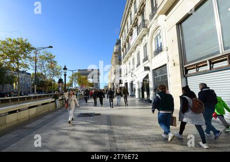 Camminando sugli iconici Champs-Élysées nell'ottavo arrondissement di Parigi, in Francia. Foto Stock