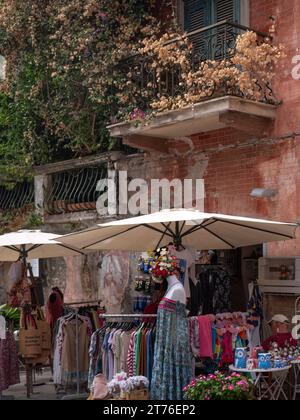 MONTEROSSO AL MARE, ITALIA - 17 SETTEMBRE 2023: Grazioso negozio di souvenir nel villaggio Foto Stock