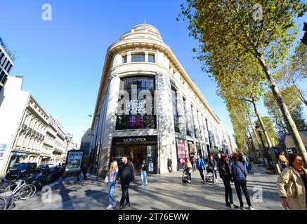 Camminando sugli iconici Champs-Élysées nell'ottavo arrondissement di Parigi, in Francia. Foto Stock