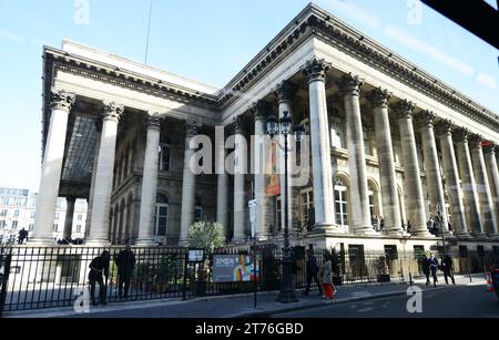 Il Palais Brongniart è una borsa valori del XIX secolo, ora sede di conferenze. Place de la Bourse, Parigi, Francia. Foto Stock